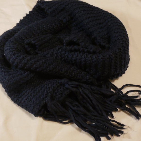 Forever 21 - 82" Very Soft Navy Knitted Scarf - Picture 2 of 3